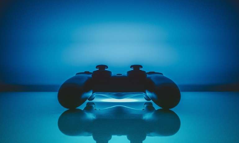 ¿Cómo soluciono el problema de carga de la batería en el control DualSense de mi PS5?