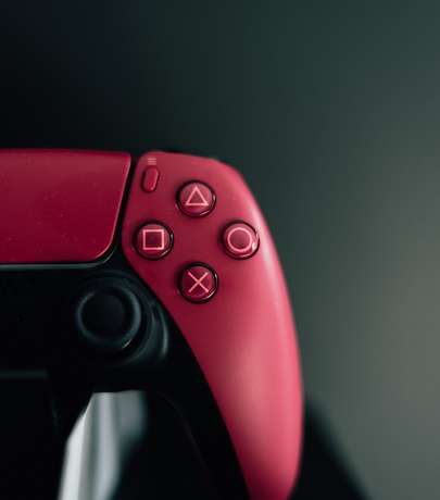 ¿Cómo soluciono el problema de la batería del control DualSense que se agota rápidamente en mi PS5?